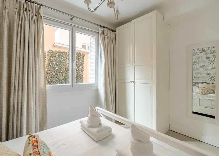 Cosy 2-Bedroom Apartment - Close To Martinez Hotel